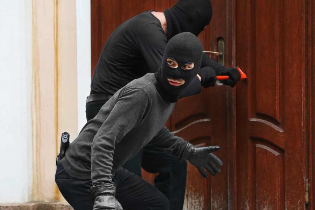 Ladri entrano in casa