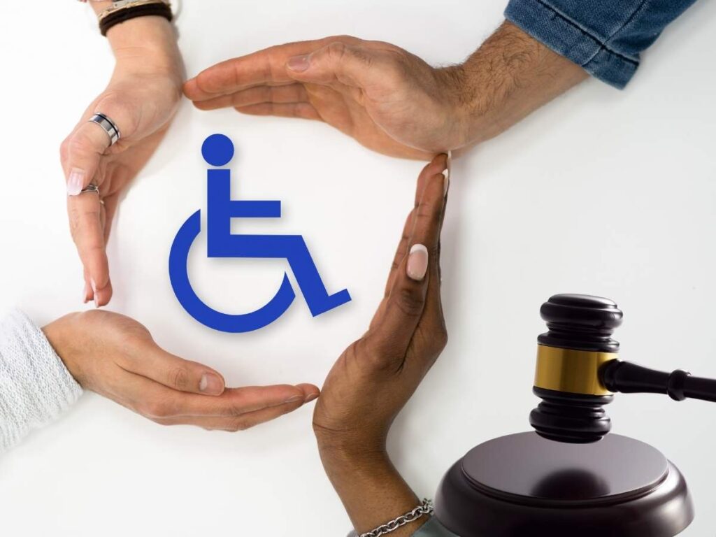 Mani simbolo disabile martello tribunale