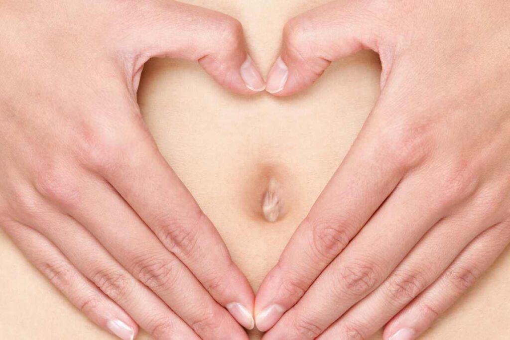 Delle mani sulla pancia