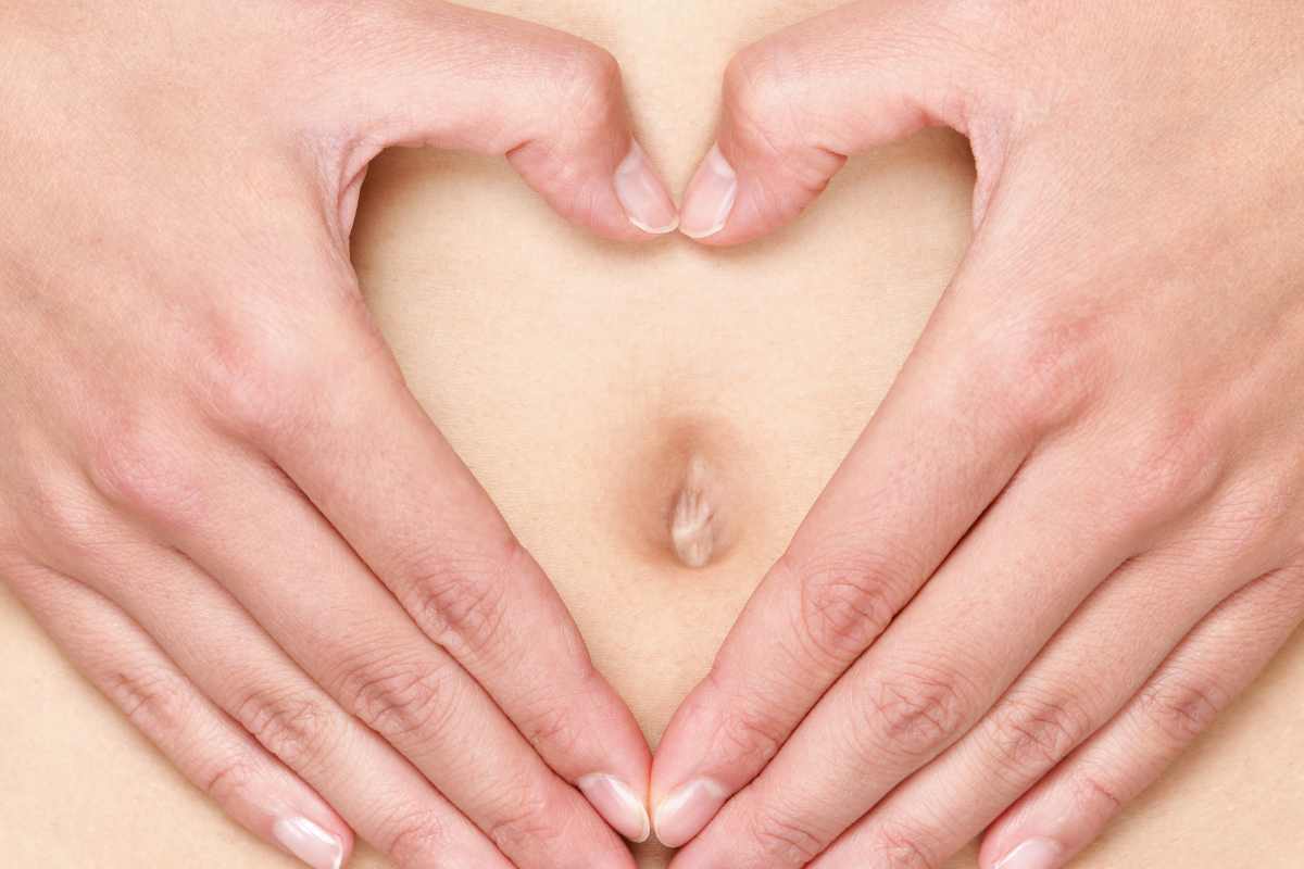 Delle mani sulla pancia