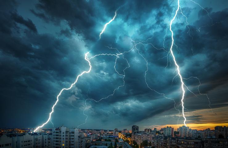 Temporale con fulmini su centro abitato