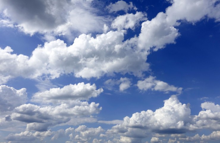 Un cielo estivo con tante nuvole