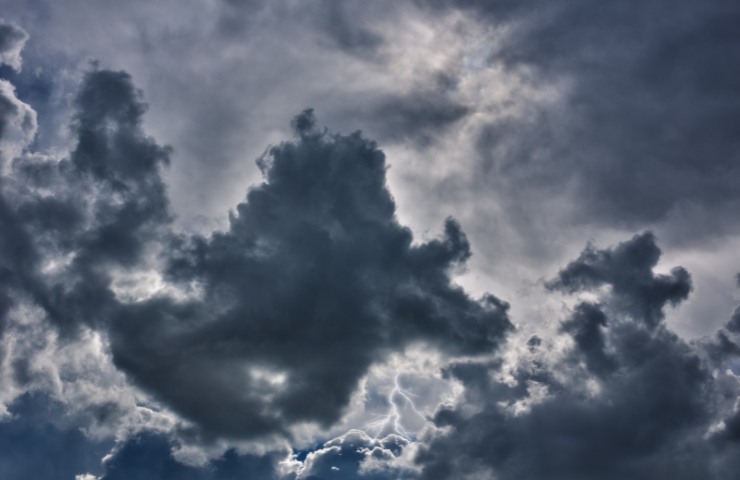 Un cielo fortemente nuvoloso