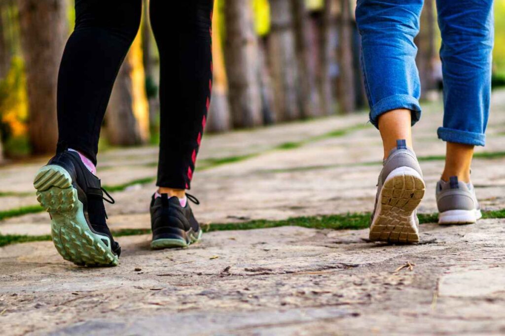 Due persone che camminano all'aperto
