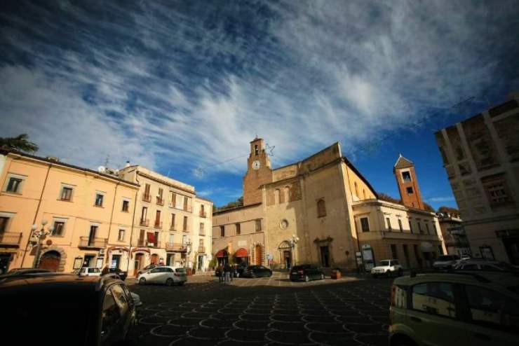 una piazza con cielo a sovrastare
