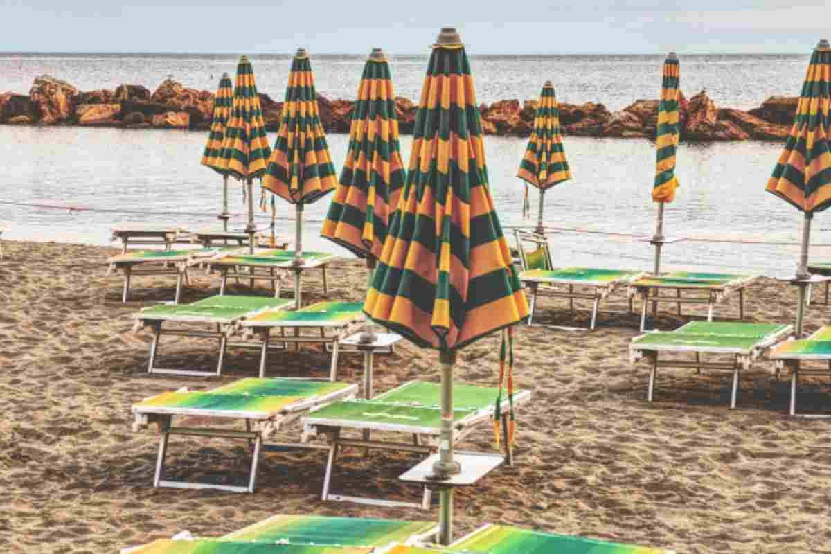 Gli ombrelloni di un lido
