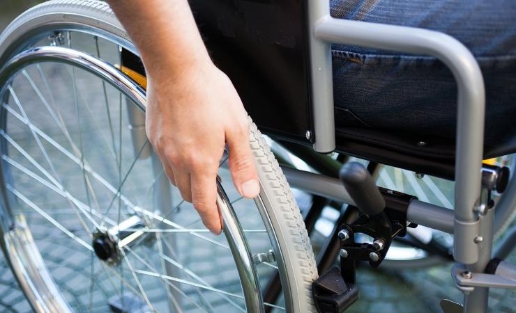 Uomo sulla sedia a rotelle