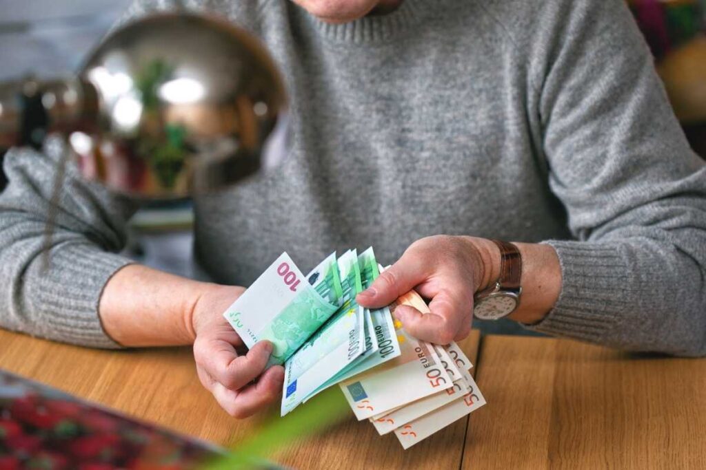 Anziano conta banconote