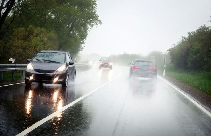 Maltempo su una strada extraurbana
