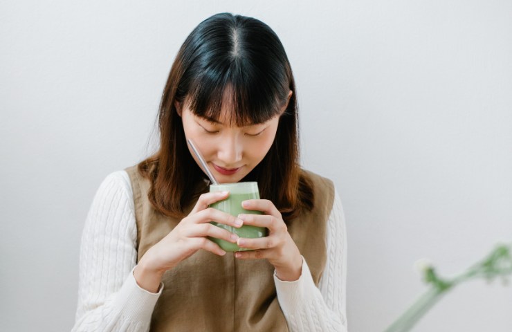 Una donna giapponese che beve del matcha