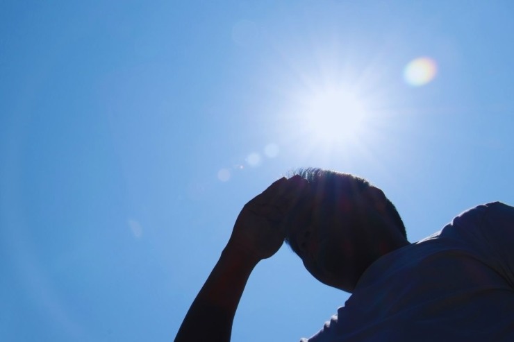 Uomo in penombra che si protegge dal sole