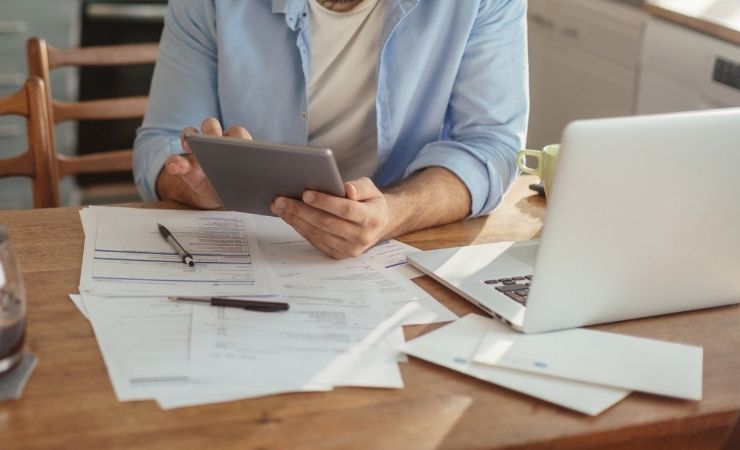 Uomo controlla bolletta luce