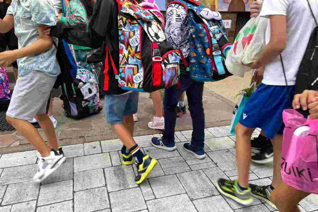 Gli studenti mentre entrano scuola