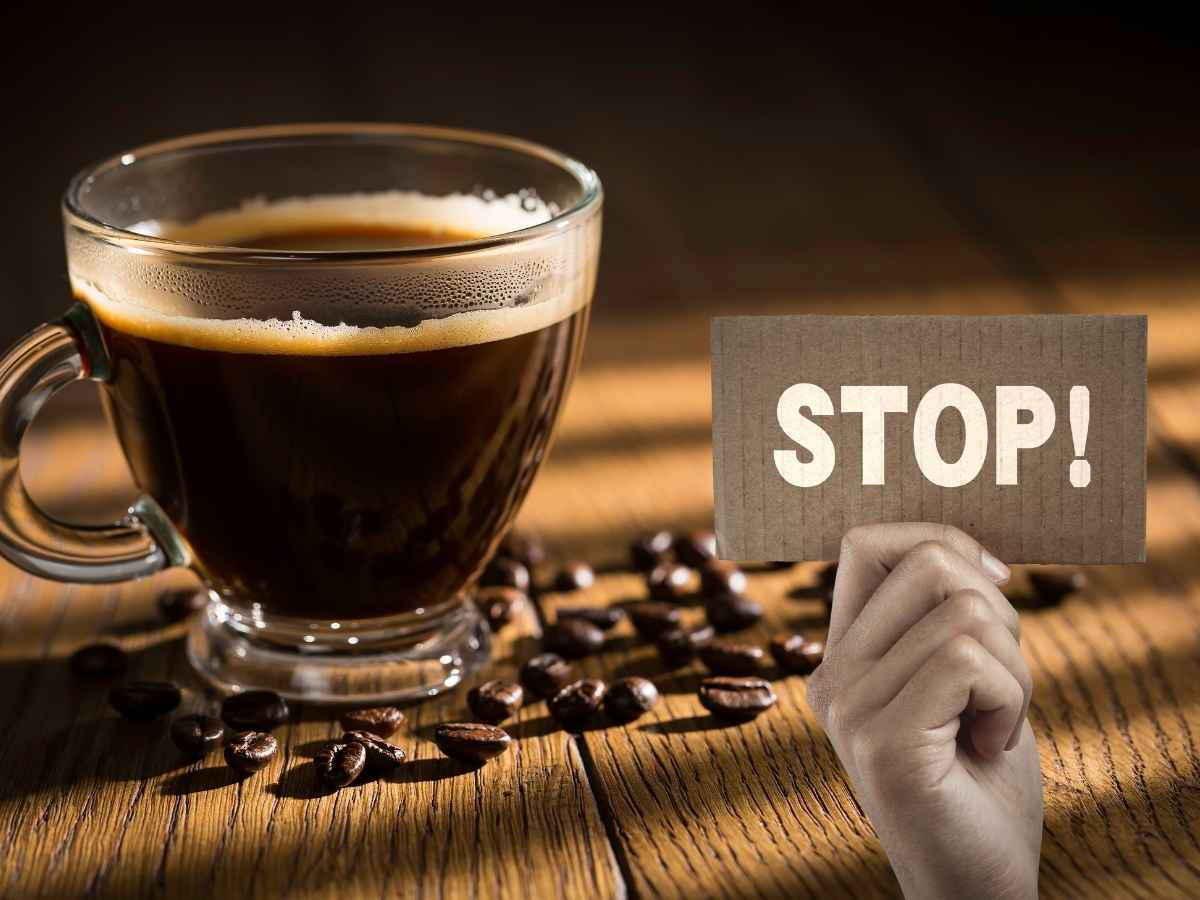 Tazzina caffè mano con cartellino Stop