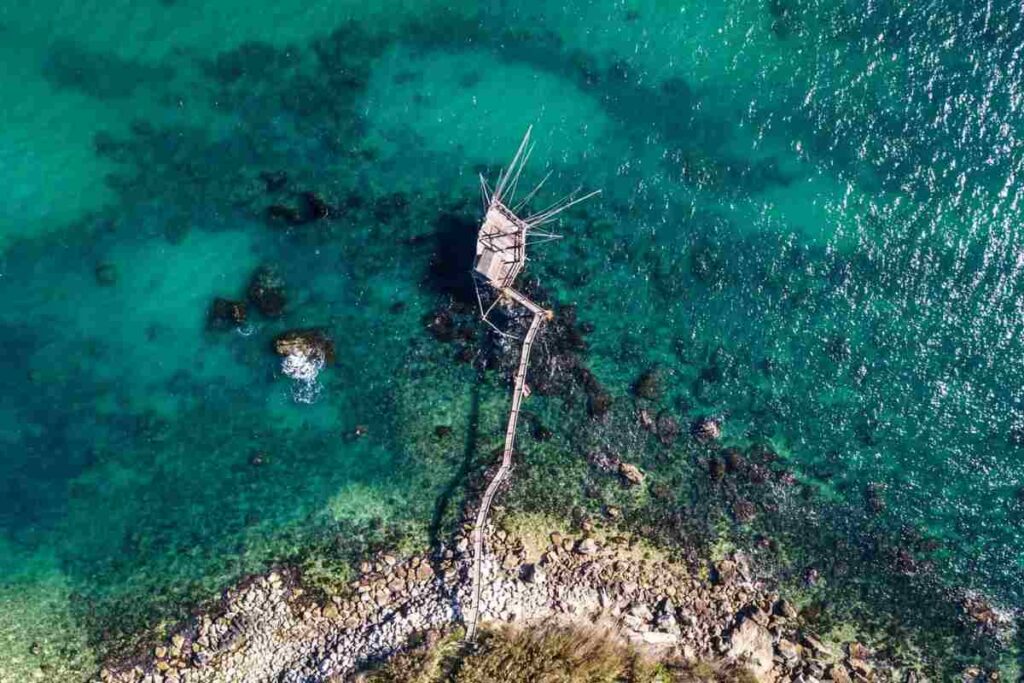 trabocco della spiaggia del turchino visto dall'alto