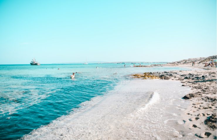 Spiaggia e mare durante un mattino di bel tempo