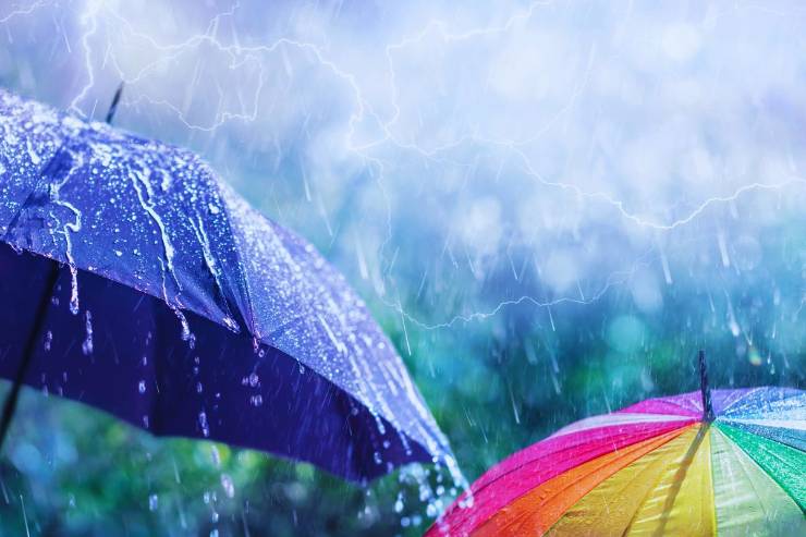 Ombrelli inondati dalla pioggia