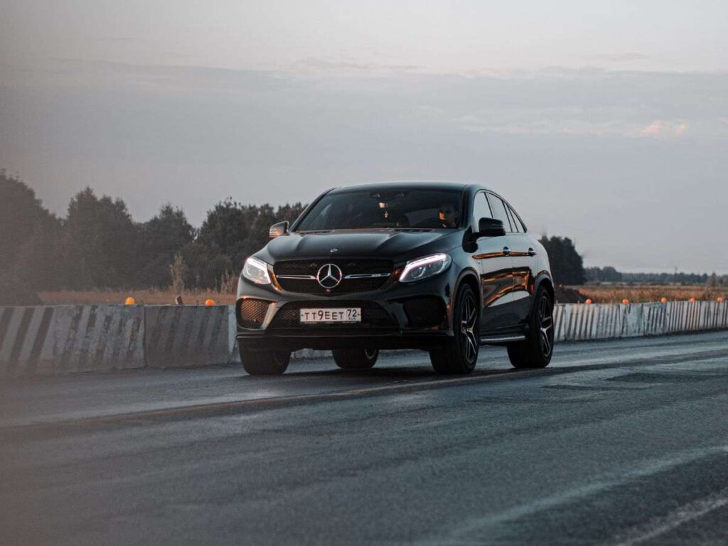 macchina in autostrada