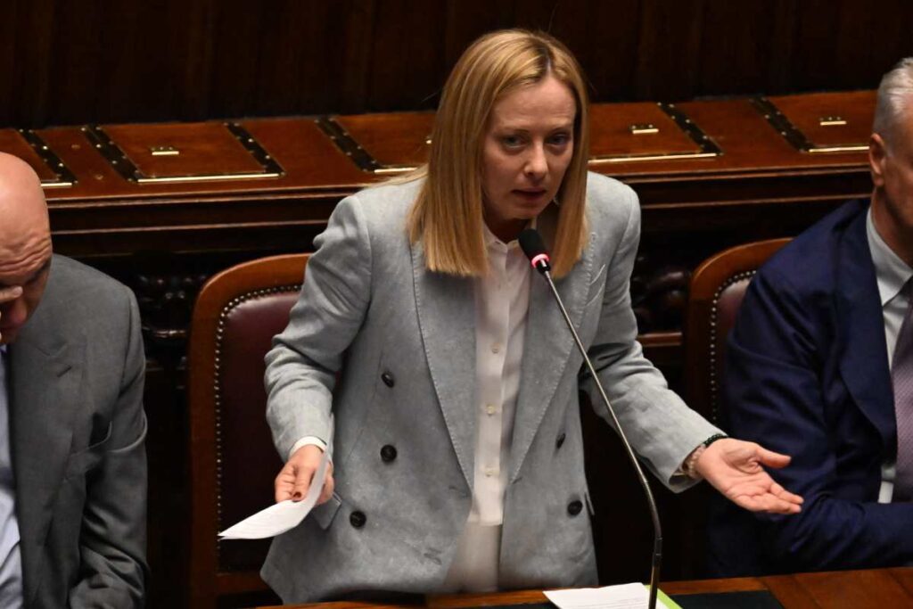 il premier giorgia meloni in piedi che parla in parlamento