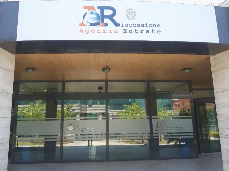 ingresso di un ufficio dell'agenzia delle entrate