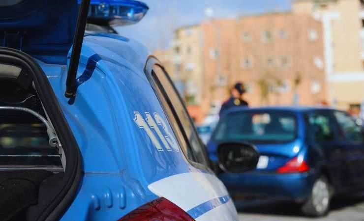 auto polizia ferma altra auto