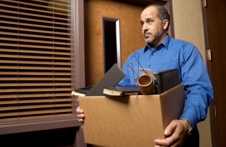 uomo con uno scatolone in mano