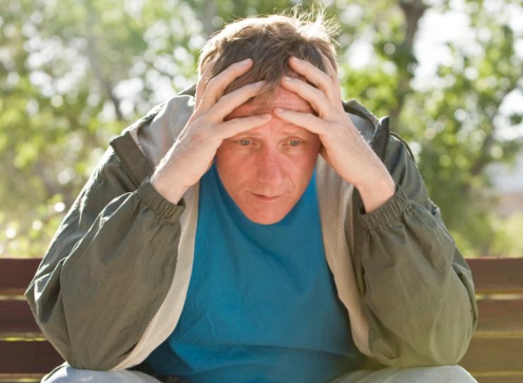 uomo disperato con le mani in testa