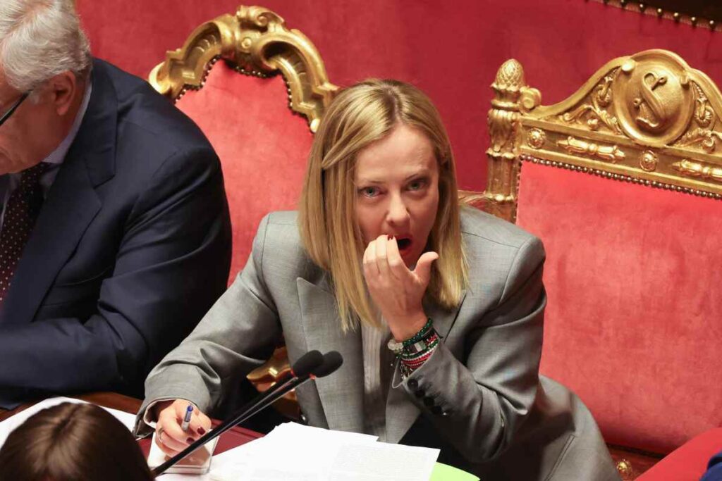 il premier giorgia meloni seduta in parlamento