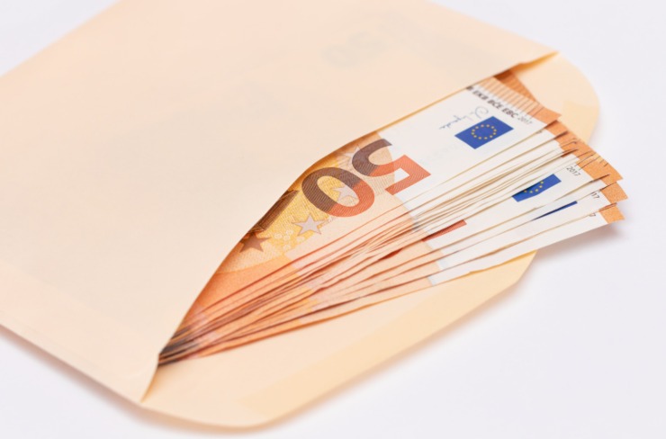 busta piena di banconote