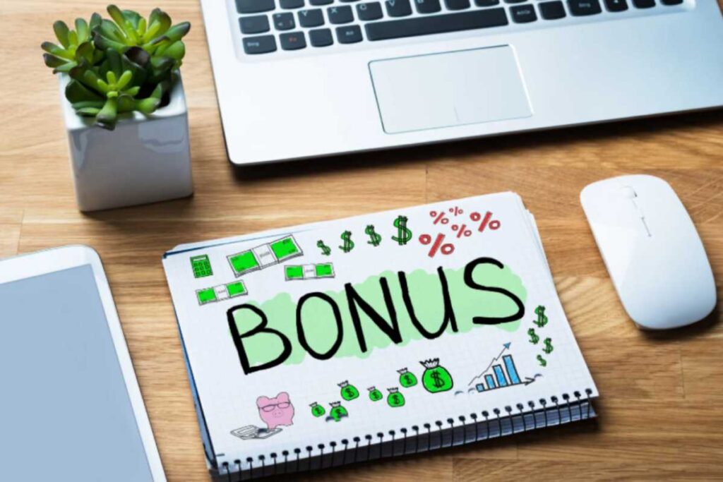 computer e quaderno con la scritta bonus