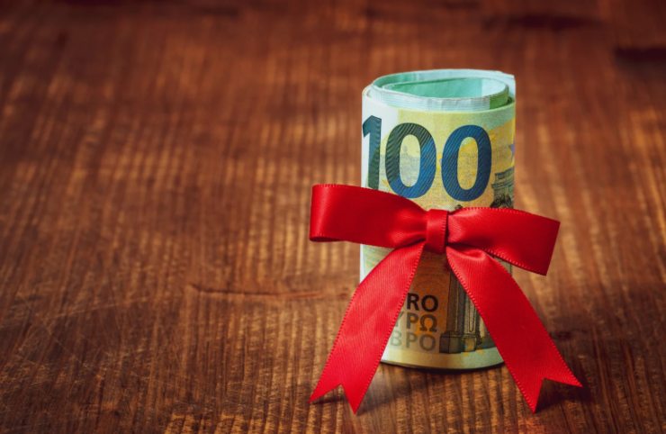 banconote legate con un fiocco rosso