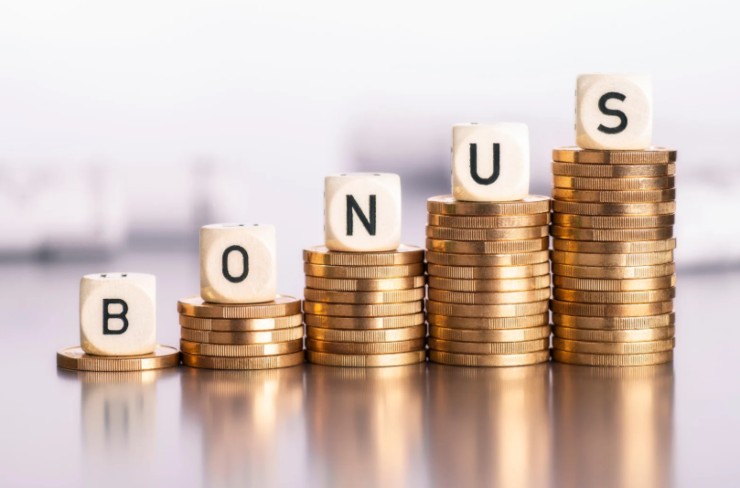 pile di monete e scritta bonus