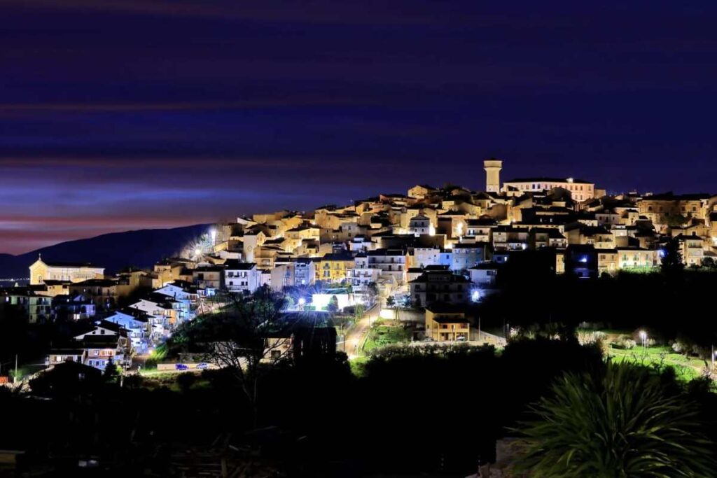 un borgo sulla montagna di notte