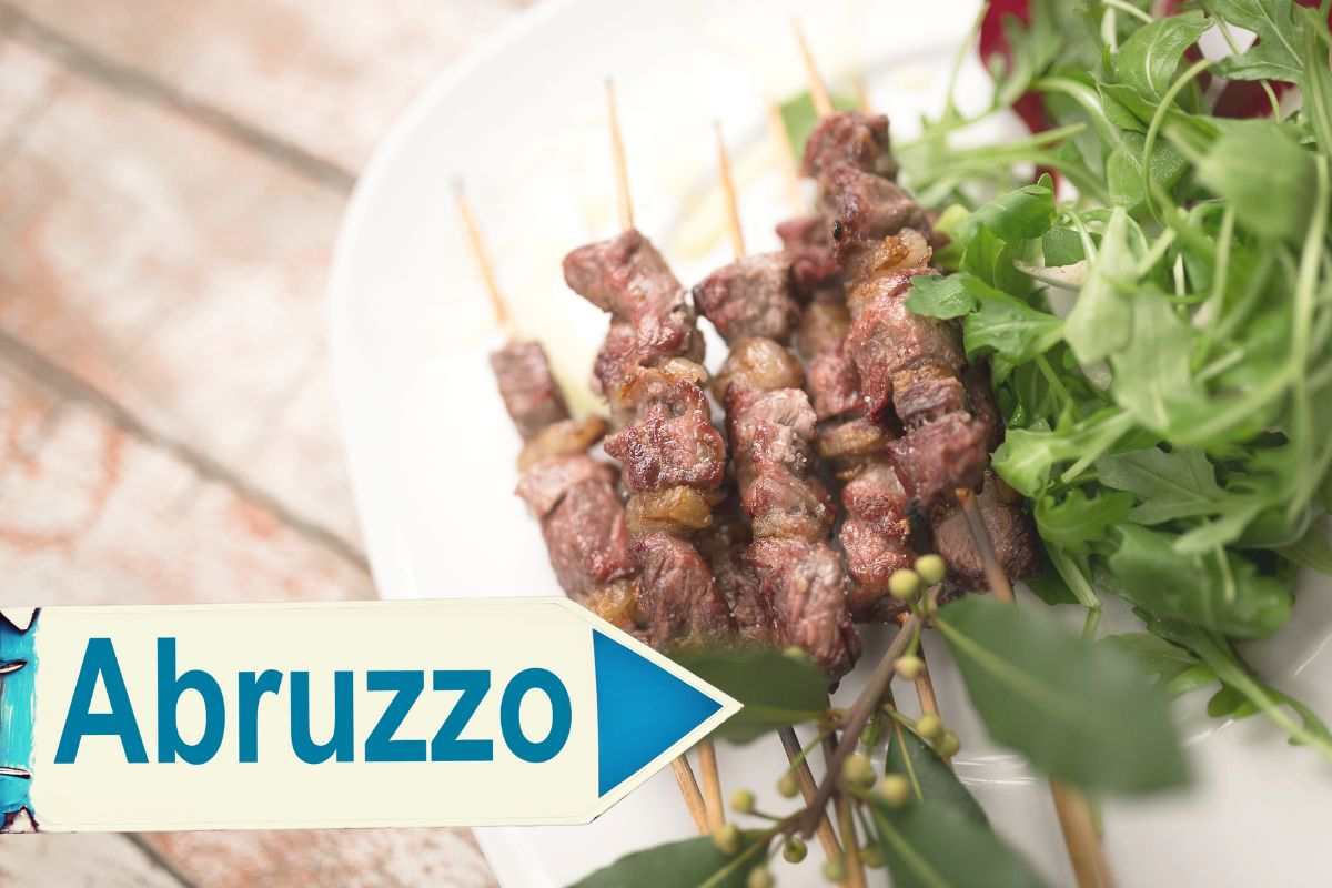 arrosticini e cartello abruzzo