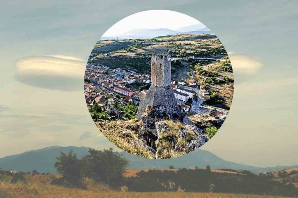 un paesaggio e una torre dentro un cerchio