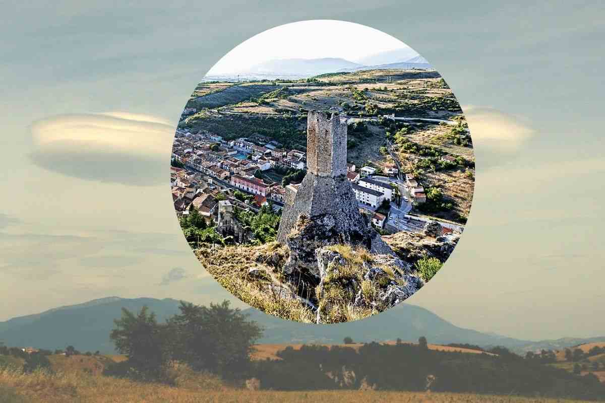 un paesaggio e una torre dentro un cerchio