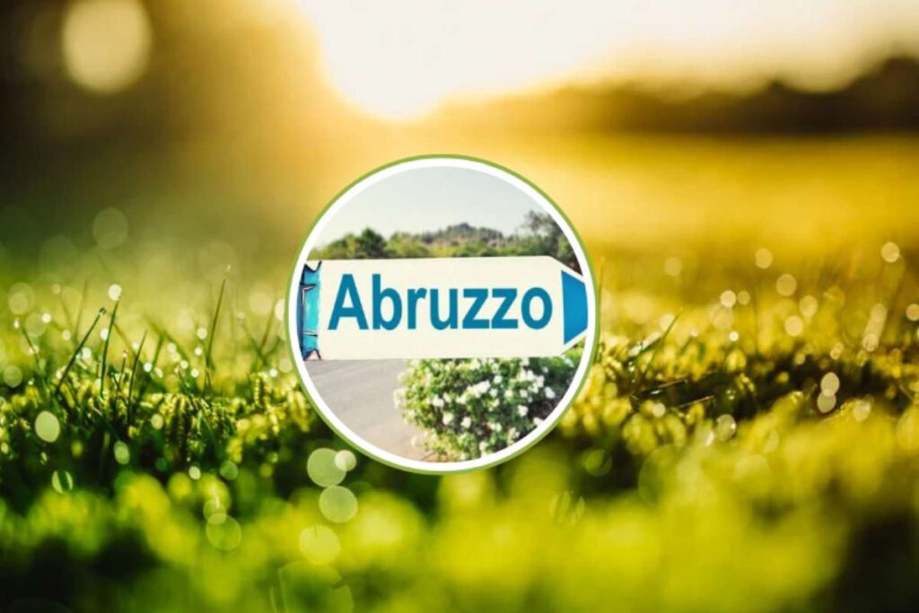un prato verdeggiante e la scritta abruzzo