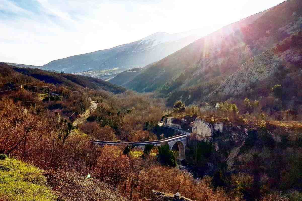 un borgo tra le montagne