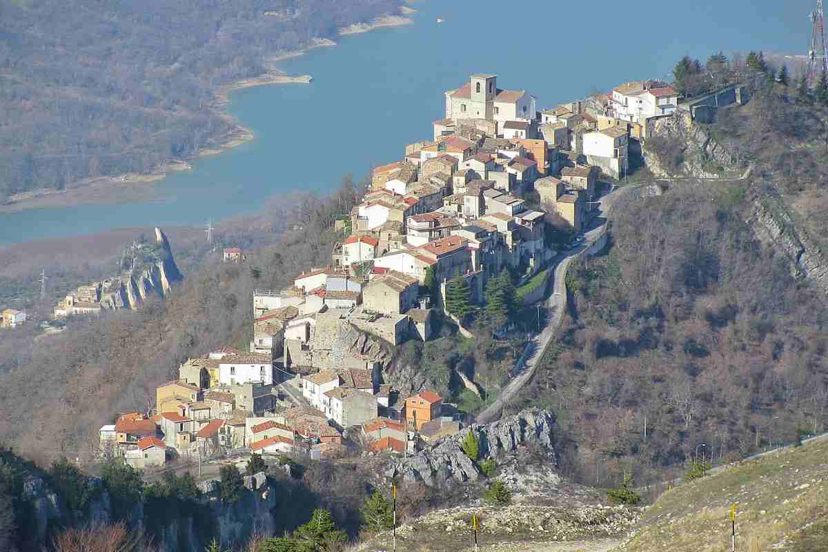 un borghetto su una collina 