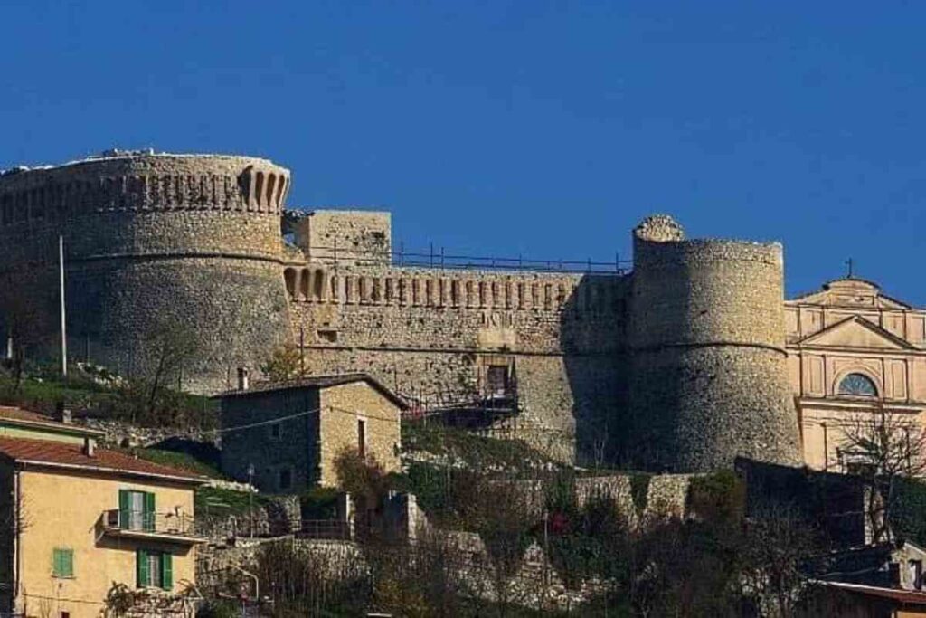 un castello che domina un paesino