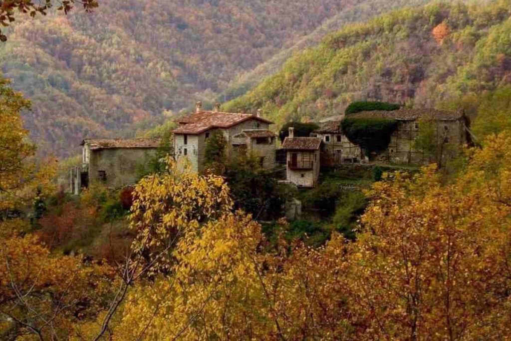 un borgo nelle montagne