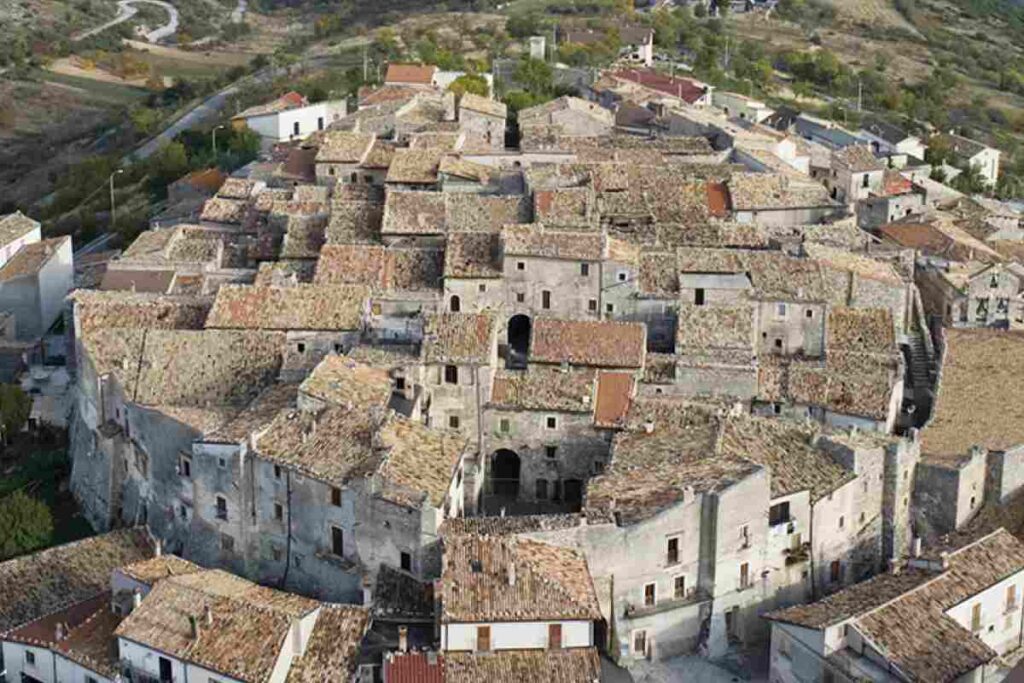 un borgo visto dall'alto