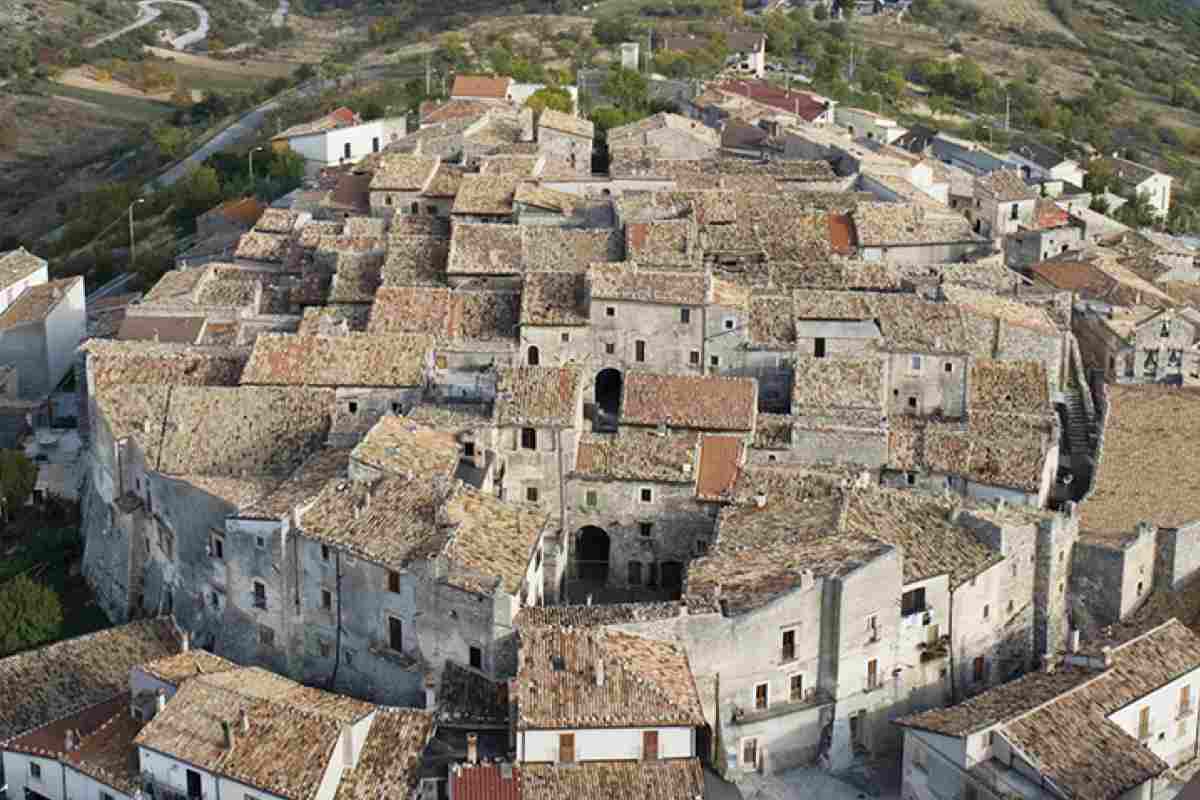 un borgo visto dall'alto