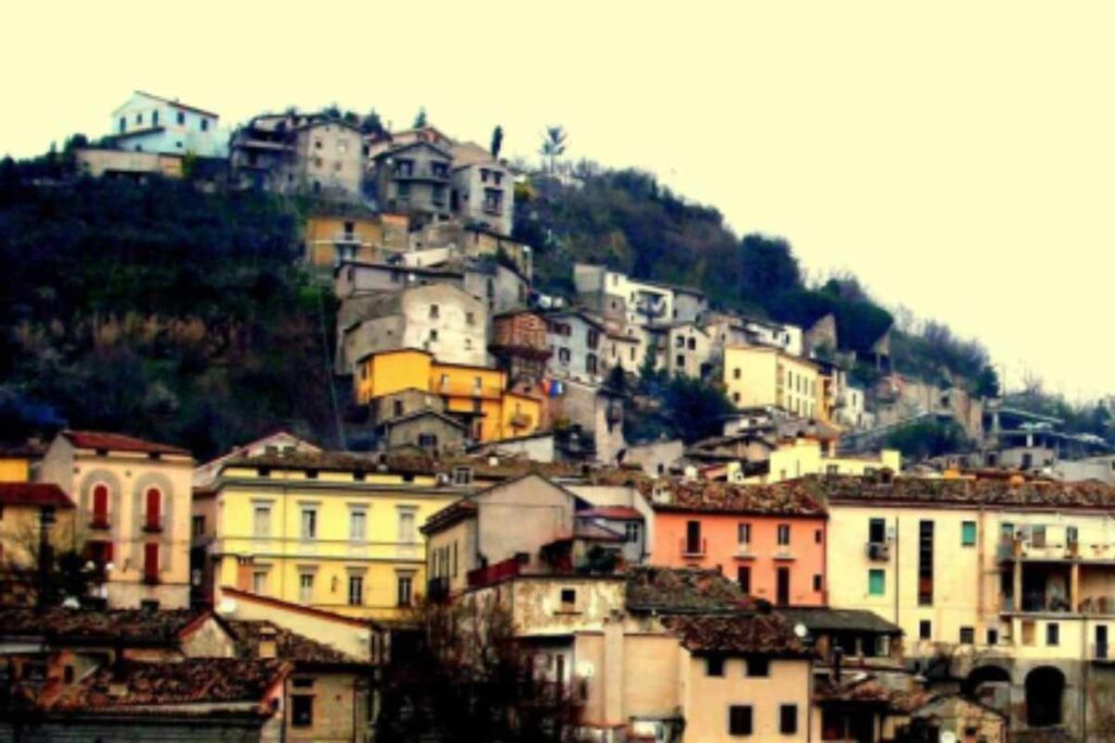 un paesino su una collina