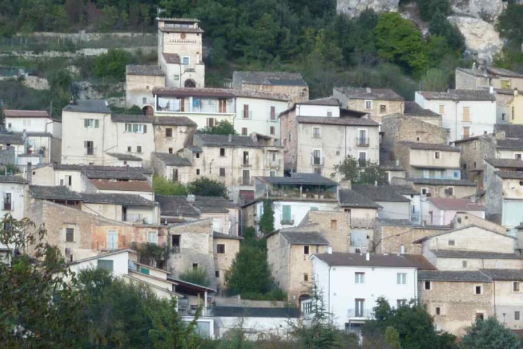 borghetto su di una montagna