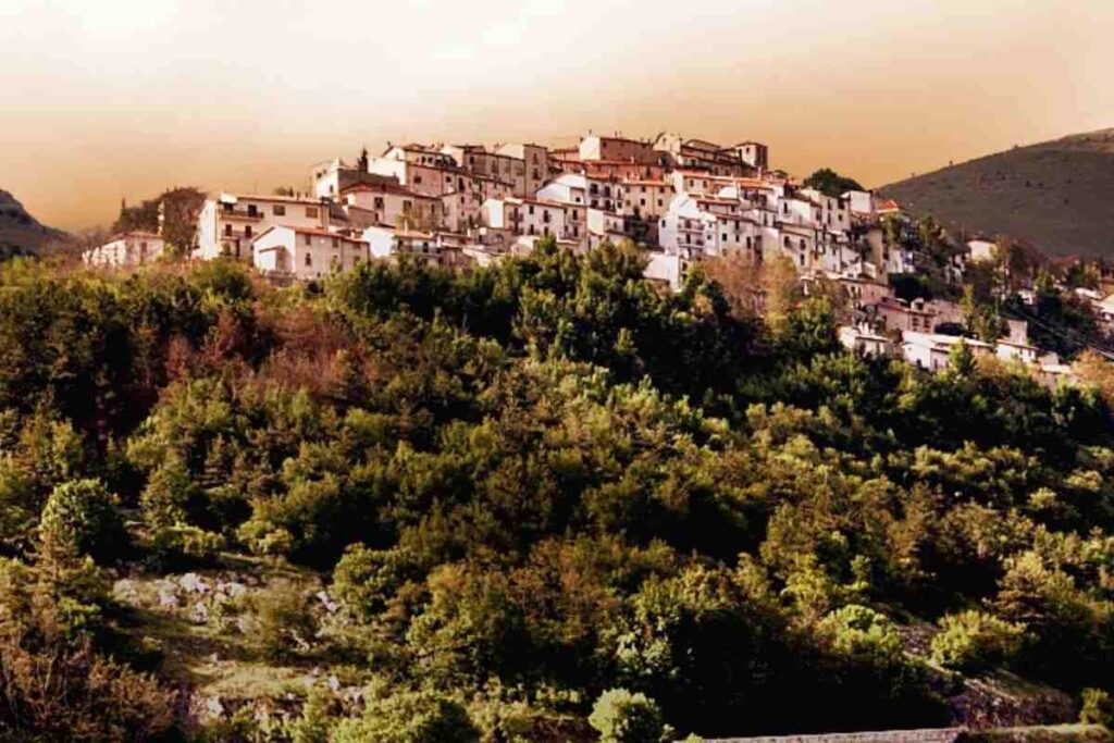 un paesino arroccato su una collina