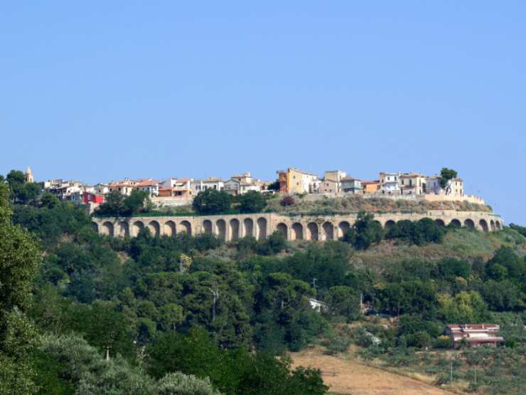 un borgo su una collina