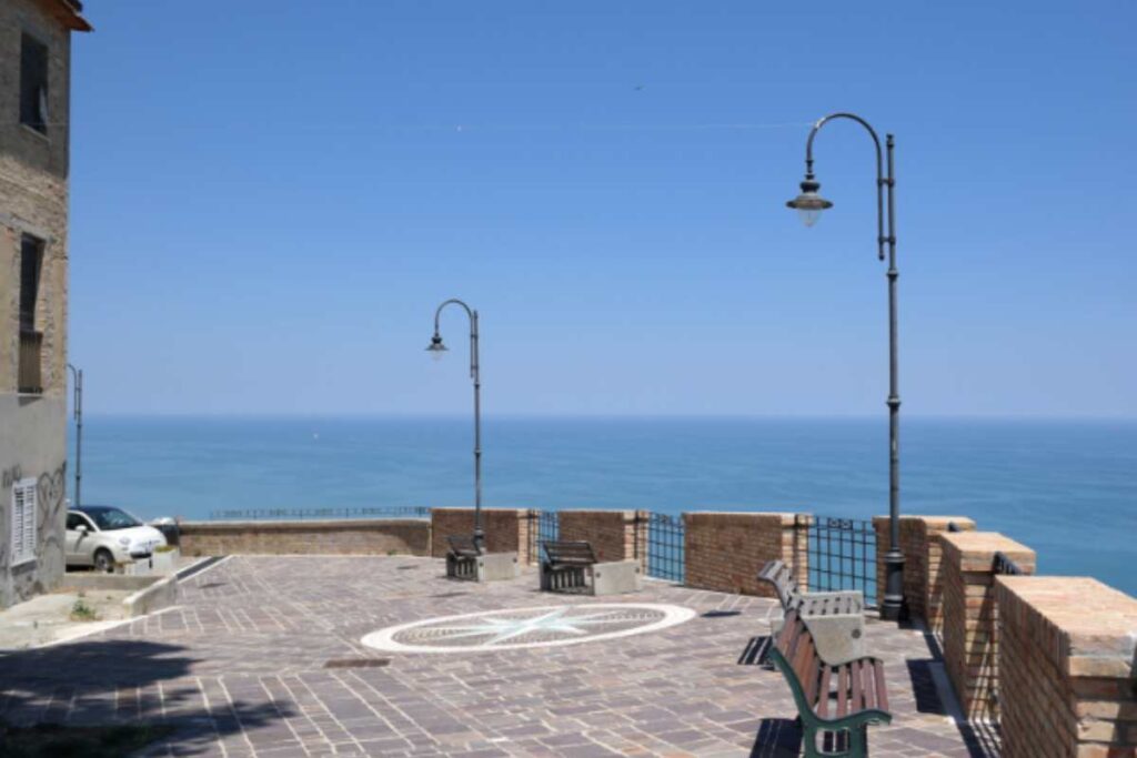 una terrazza sul mare