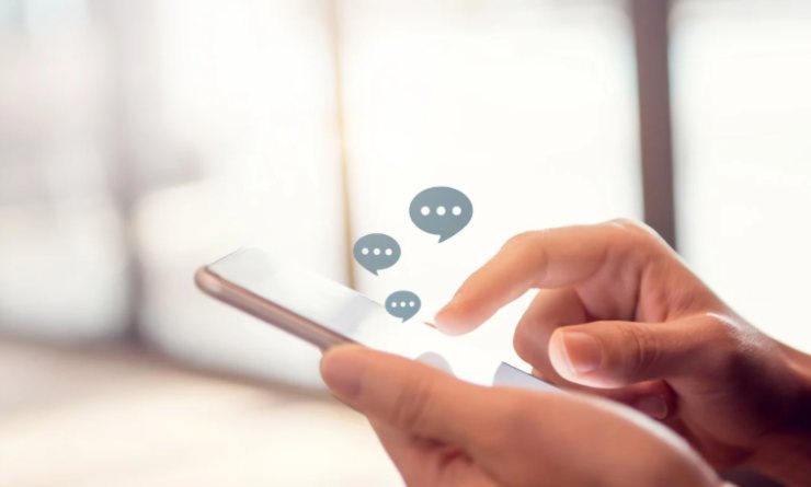 smartphone con icone messaggi