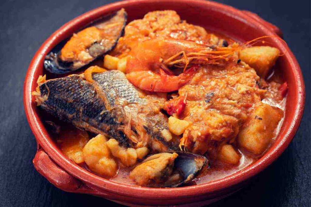 cocio di terracotta con brodetto di pesce misto